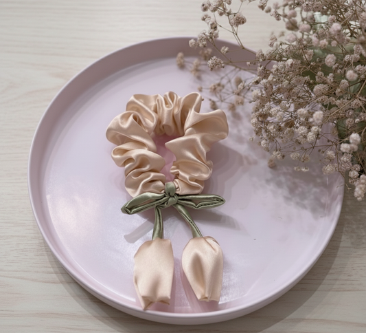 Scrunchies con flor en tendencia