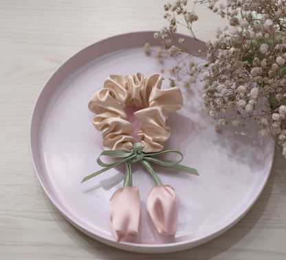 Scrunchies con flor en tendencia