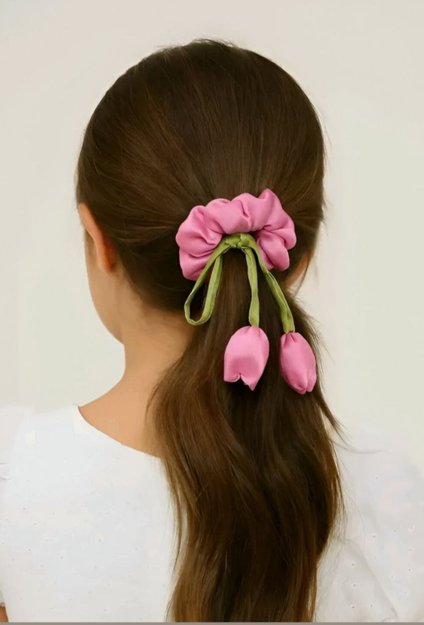 Scrunchies con flor en tendencia