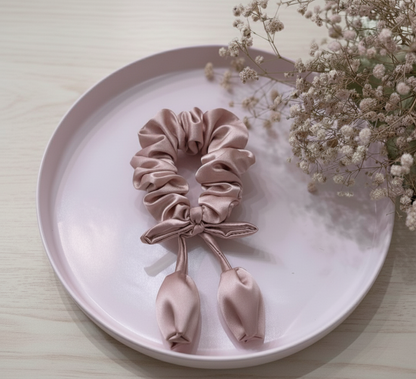 Scrunchies con flor en tendencia