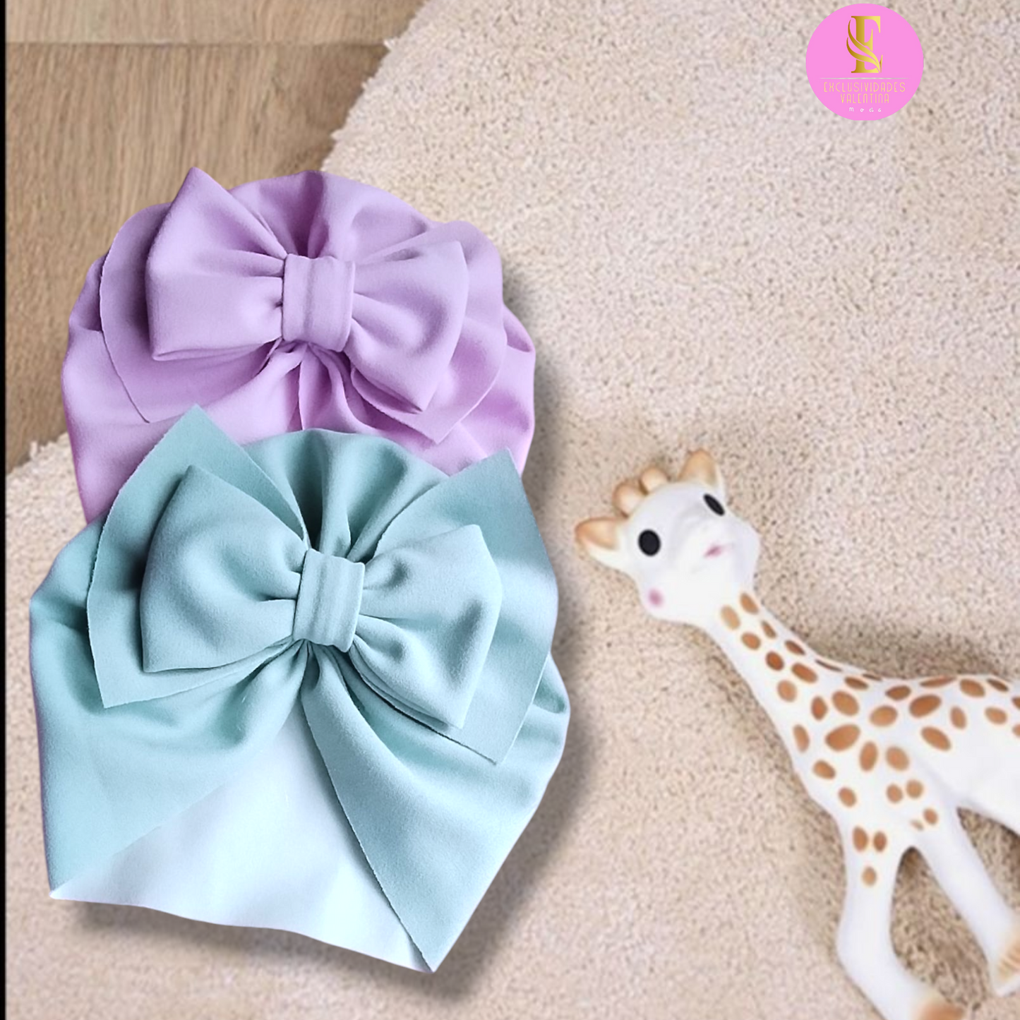 Gorrita de doble lazo.