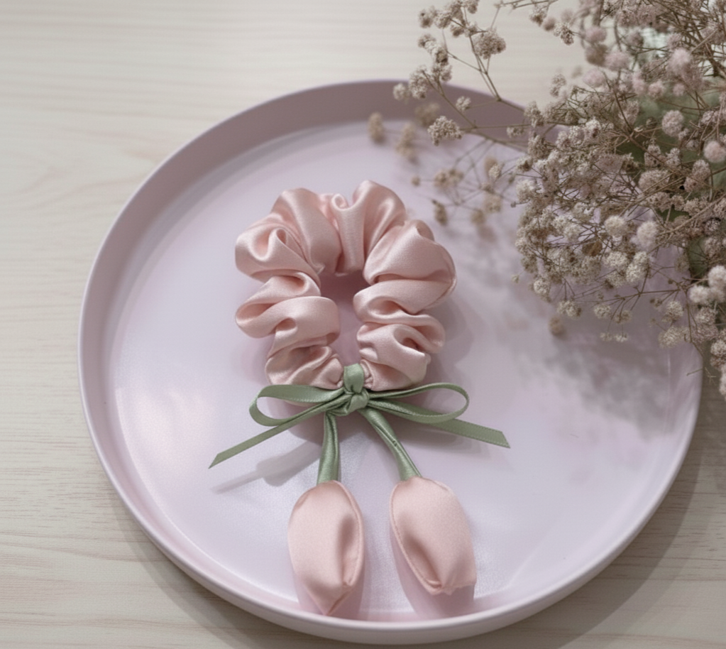 Scrunchies con flor en tendencia